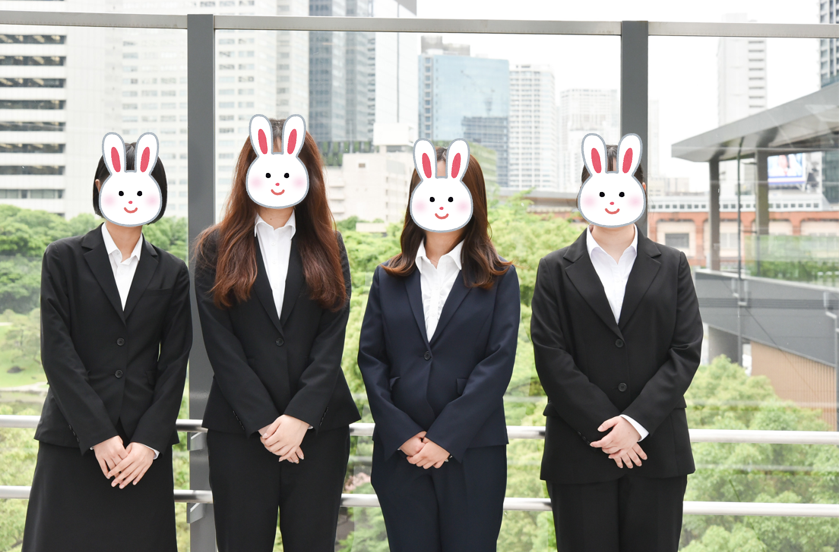 女性4名とウサギ